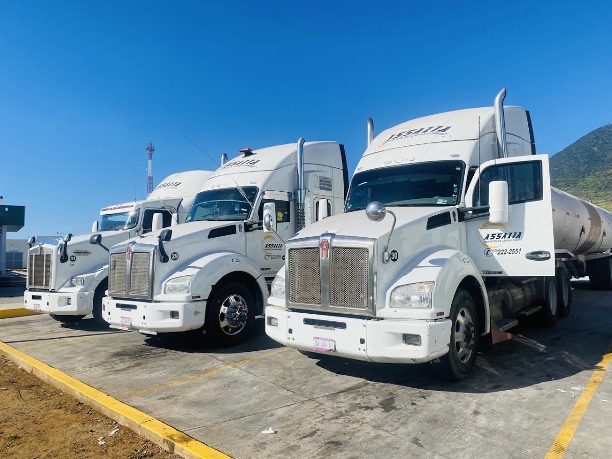 Tres tractocamiones de Transportes Assalia formados en el patio de Guaymas